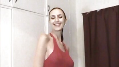 La blonde a amené son amie à video la cochonne gicler.