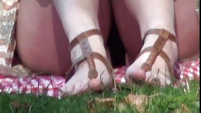 Ses mamelons sont fatigués des bains de soleil et du vieille allemande cochonne sexe.