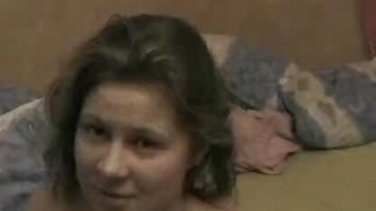 Gina salopes en string Valentine donne une pipe profonde.