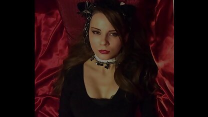 Brunette enseigne la masturbation seule. la plus grosse cochonne du monde