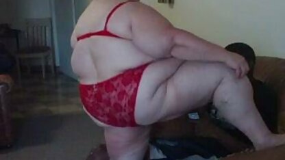 J'ai ordonné à la blonde de baiser mature bien cochonne dans les buissons ensuite.