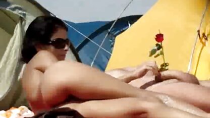 La fille doigte le trou avec un vibrateur et un gode. fille cochonne nue