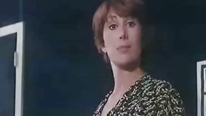 Un amateur de crème glacée vissant et petite cochonne video nourrissant le sperme.