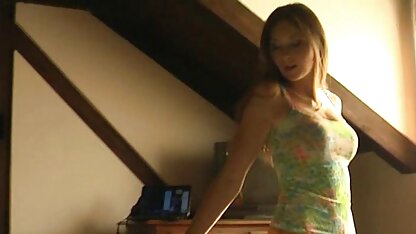 Un homme noir frappant video cochonne streaming une femme noire dans son vagin.
