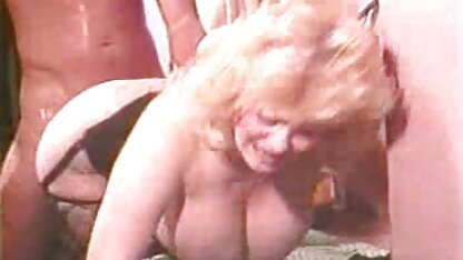 L'homme grosses et vieilles salopes a délié sa chatte et son trou du cul.