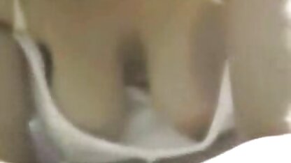 L'entraîneur aide la bite petite cochonne porn à pousser une grosse fille.