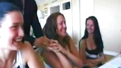 Fille filles pornocochon éjacule par un membre et un vibrateur.