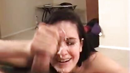 Une fille en sous-vêtements rouges porn vieilles salopes va baiser et se faire éjaculer sur son visage.