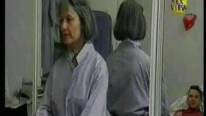 Une graisse blanche assise sur un poulet noir. docteur cochonne