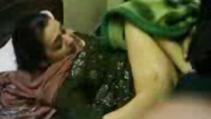 Le masseur amène la video tres cochonne femme à l'orgasme avec sa langue dans le vagin.