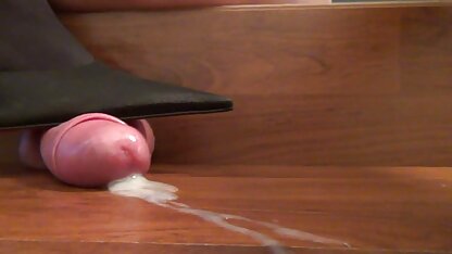 La fille vieilles salopes cochonnes a baisé son beau-père dans le bureau.