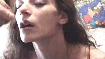 Une fille en chaussettes blanches veut du sexe. policière cochonne