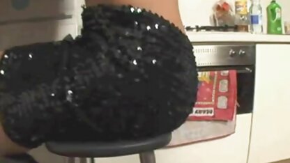 Pihar baise brune anal pour porno avec porc le Nouvel An.