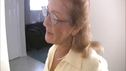 Jeune video cochonne x femme baise avec un jeune homme.