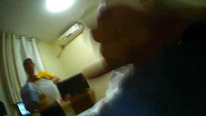 Blonde lesbienne cochonne se fait baiser en taxi.