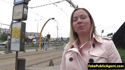 Les pornohub cochonne femmes espagnoles fondent leur langue dans le vagin.