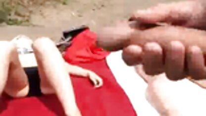 L'homme a invité la fille video grosse cochonne à sucer sa bite.
