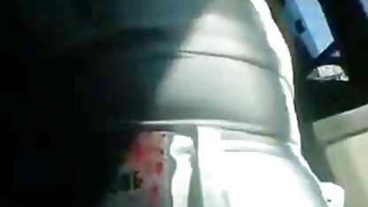 Dame chevauchant un video fille cochonne partenaire.