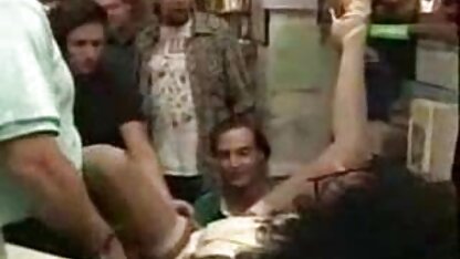 Blondes vis un gars qui est vieille allemande cochonne protégé dans un préservatif.