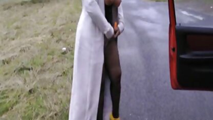 Une femme noire lécher son trou du cul et le trou du cul avec videos femmes salopes la peau blanche.