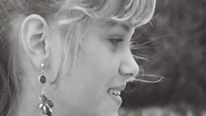 Fille complète donnée video de petite cochonne aux hommes.