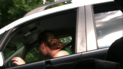 Éjaculation dans la vieille mamie très cochonne bouche d'une fille timide Russie.