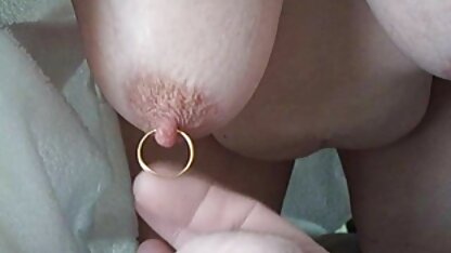 Fille porn grosse cochonne aux cheveux rouges montre l'habileté du sexe oral.